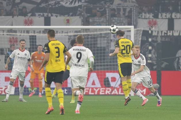 Frankfurt Main, Hesse, Germany, 28 10 2025 Waldstadion Deutsche Bank Park DFB Pokal 2025 2026 Eintracht Frankfurt Borussia Dortmund Marcel Sabitzer 20, BVB heads, Hugo Larsson 16, Eintracht Frankfurt runs against him, Waldemar Anton 3, BVB and Jonathan Burkardt 9, Eintracht Frankfurt look on Copyright: xdtsxNachrichtenagenturx dts_91116