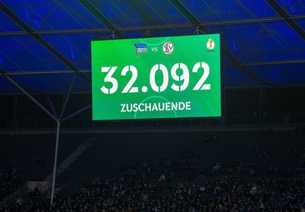 Soccer, Men, Season 2025 2026, DFB Pokal 2 Round , Hertha BSC SV Elversberg, Scoreboard with number of spectators 32092, 28 10 2025, Copyright: xSebastianxRäppold MatthiasxKochx