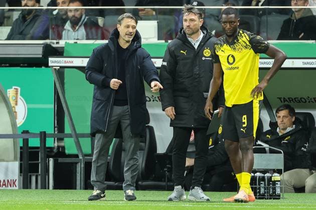 Soccer DFB Pokal Eintracht Frankfurt Borussia Dortmund on 28 10 2025 at Deutsche Bank Park in Frankfurt Coach Niko Kovac Dortmund gives Serhou Guirassy Dortmund 9 instructions MH