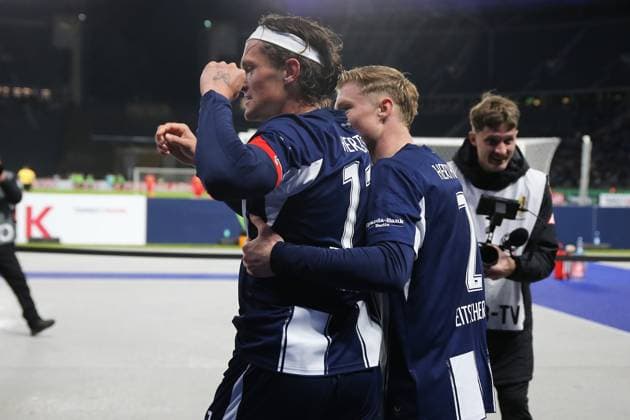 28 10 2025, xmohx, Fußball DFB Pokal 2 Runde, Hertha BSC Berlin SV Elversberg v l Torjubel nach dem Tor zum celebrating the goal celebrate 2 0 durch Sebastian Grönning mit Fabian Reese Hertha BSC Berlin DFL DFB REGULATIONS PROHIBIT ANY USE OF PHOTOGRAPHS as IMAGE SEQUENCES and or QUASI VIDEO Berlin