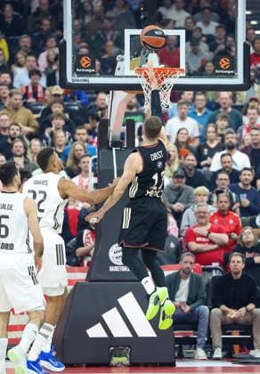 Andreas Obst FC Bayern Basketball, 13 at the basket, Walter Tavares Real Madrid, 22 and Alberto Abalde Real Madrid, 06 , GER, FC Bayern Basketball vs Real Madrid, Basketball, Euroleague, Matchday 7, Season 2025 2026, 28 10 2025, GER, FC Bayern Basketball vs Real Madrid, Basketball, Euroleague, Matchday 7, Season 2025 2026, 28 10 2025 Munich Copyright: xEibner-Pressefoto JennixMaulx EP_JML