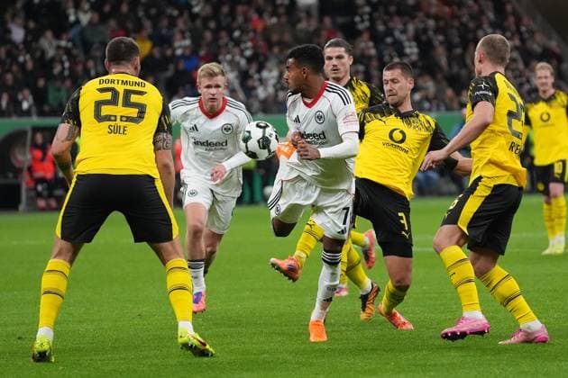 Ansgar Knauff Eintracht Frankfurt, 07 takes the ball with his heel against Waldemar Anton Borussia Dortmund, BVB Frankfurt 28 10 2025 Eintracht Frankfurt vs Borussia Dortmund, Deutsche Bank Park, 2nd round DFB Pokal