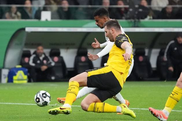 Ansgar Knauff Eintracht Frankfurt, 07 on a solo run against Niklas Süle Borussia Dortmund, BVB Frankfurt 28 10 2025 Eintracht Frankfurt vs Borussia Dortmund, Deutsche Bank Park, 2nd round DFB Cup