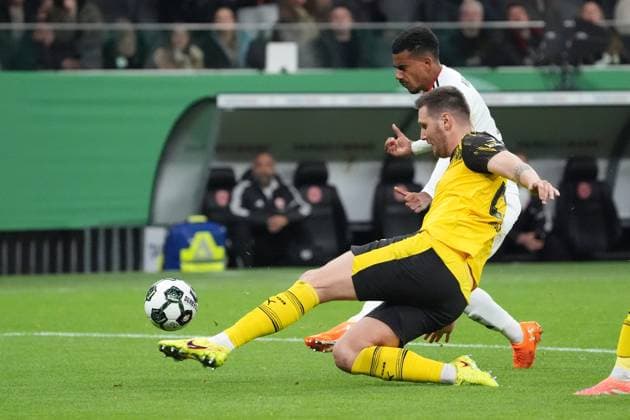 Ansgar Knauff Eintracht Frankfurt, 07 on a solo run against Niklas Süle Borussia Dortmund, BVB Frankfurt 28 10 2025 Eintracht Frankfurt vs Borussia Dortmund, Deutsche Bank Park, 2nd round DFB Cup