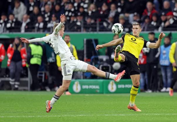 28 10 2025, xovx, Fußball DFB Pokal, 2 Runde, Eintracht Frankfurt Borussia Dortmund v l Jonathan Burkardt Eintracht Frankfurt , Nico Schlotterbeck Borussia Dortmund DFL DFB REGULATIONS PROHIBIT ANY USE OF PHOTOGRAPHS as IMAGE SEQUENCES and or QUASI VIDEO emspor Frankfurt am Main