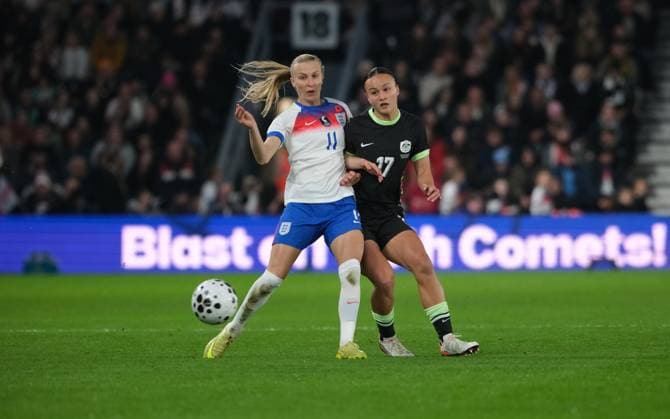 Amy Sayer of Australia challenges for the ball against Aggie Beever Jones of England during the Women?s International Friendly, Länderspiel, Nationalmannschaft football match between England and Australia at Pride Park Stadium in Derby. Copyright: xPaulxBonser SportsxPressxPhotox Sportspressphoto_SPR52802
