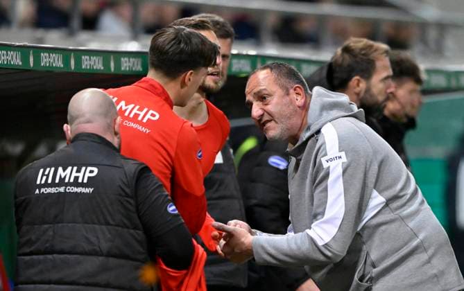 Coach Coach Frank Schmidt 1 FC Heidenheim 1846 FCH on the sidelines Gesture Gesture before substitution Substitution Substitution in conversation Discussion with Mathias Honsak 1 FC Heidenheim 1846 FCH 17 Marvin Pieringer 1 FC Heidenheim 1846 FCH 18 1 FC Heidenheim 1846 FCH vs Hamburger SV HSV DFB Pokal Second Round 28 10 2025 DFL REGULATIONS PROHIBIT ANY USE OF PHOTOGRAPHS AS IMAGE SEQUENCES AND OR QUASI VIDEO 1 FC Heidenheim 1846 FCH vs Hamburger SV HSV