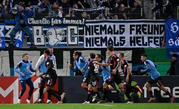 GOAL for 0 1 Robert Glatzel Hamburger SV HSV 09 Goal celebration Miro Muheim Hamburger SV HSV 28 Immanuel Pherai Hamburger SV HSV 10 1 FC Heidenheim 1846 FCH vs Hamburger SV HSV DFB Pokal Second Round 28 10 2025 DFL REGULATIONS PROHIBIT ANY USE OF PHOTOGRAPHS AS IMAGE SEQUENCES AND OR QUASI VIDEO 1 FC Heidenheim 1846 FCH vs Hamburger SV HSV