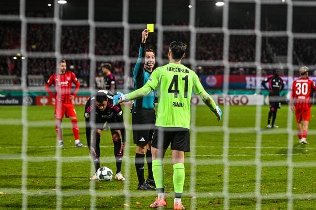 GER, DFB Pokal, 1 FC Heidenheim vs Hamburger SV 28 10 2025, Voith Arena, Heidenheim, GER, DFB Pokal, 1 FC Heidenheim vs Hamburger SV, in the picture referee Benjamin Brand shows Diant Ramaj Heidenheim, 41 before the penalty the yellow card nordphotoxGmbHx xHafner nph00200