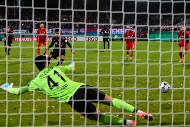 GER, DFB Pokal, 1 FC Heidenheim vs Hamburger SV 28 10 2025, Voith Arena, Heidenheim, GER, DFB Pokal, 1 FC Heidenheim vs Hamburger SV, in the picture Robert Glatzel Hamburger SV, 9 converts the penalty to 0 1 nordphotoxGmbHx xHafner nph00200