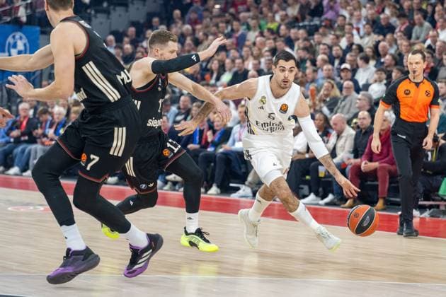 Andreas Obst 13 FC Bayern Basketball in a duel with Alberto Abalde 6 Real Madrid , FC Bayern Basketball vs Real Madrid, EuroLeague 7 Matchday, 28 10 2025 Munich Bavaria Germany Copyright: xkolbert-press UlrichxGamelx
