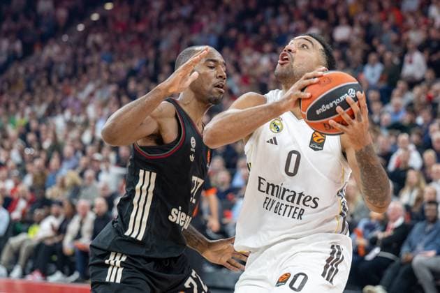 Isiaha Mike 22 FC Bayern Basketball in duel with Trey Lyles 0 Real Madrid , FC Bayern Basketball vs Real Madrid, EuroLeague 7 Matchday, 28 10 2025 Munich Bavaria Germany Copyright: xkolbert-press UlrichxGamelx