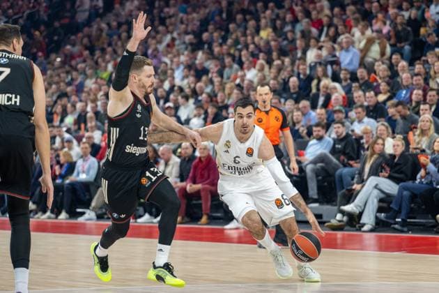Andreas Obst 13 FC Bayern Basketball in a duel with Alberto Abalde 6 Real Madrid , FC Bayern Basketball vs Real Madrid, EuroLeague 7 Matchday, 28 10 2025 Munich Bavaria Germany Copyright: xkolbert-press UlrichxGamelx