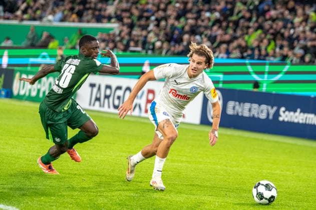 Germany, Football, DFB Cup, 2nd round, 2025 2026, VfL Wolfsburg Holstein Kiel on 28 10 in Wolfsburg Volkswagen Arena John Tolkin Holstein Kiel 47 and Sael Kumbedi VfL Wolfsburg 26 Copyright: xSvenxHeidmannx
