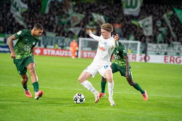 Germany, Football, DFB Cup, 2nd round, 2025 2026, VfL Wolfsburg Holstein Kiel on 28 10 in Wolfsburg Volkswagen Arena Jonas Therkelsen Holstein Kiel 10 Vinicius Souza VfL Wolfsburg 5 and Sael Kumbedi VfL Wolfsburg 26 Copyright: xSvenxHeidmannx
