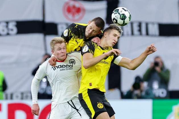 Jonathan Burkardt (Eintracht Frankfurt), Waldemar Anton (Borussia Dortmund) und Nico Schlotterbeck (Borussia Dortmund) kaempfen um den Ball, DFB-Pokal, Eintracht Frankfurt v Borussia Dortmund, Deutsche Bank Park am 28. October 2025 in Frankfurt, Deutschland. (Foto von Marco Steinbrenner DeFodi Images) Jonathan Burkardt (Eintracht Frankfurt), Waldemar Anton (Borussia Dortmund) und Nico Schlotterbeck (Borussia Dortmund) battle for the ball, DFB-Pokal, Eintracht Frankfurt v Borussia Dortmund, Deutsche Bank Park, October 28, 2025 in Frankfurt, Germany. (Photo by Marco Steinbrenner DeFodi Images) DFB DFL REGULATIONS PROHIBIT ANY USE OF PHOTOGRAPHS AS IMAGE SEQUENCES AND OR QUASI-VIDEO. Jonathan Burkardt Eintracht Frankfurt , Waldemar Anton Borussia Dortmund and Nico Schlotterbeck Borussia Dortmund battle for the ball, DFB Pokal, Eintracht Frankfurt v Borussia Dortmund, Deutsche Bank Park, October 28, 2025 in Frankfurt, Germany Photo by Marco Steinbrenner DeFodi Images Jonathan Burkardt Eintracht Frankfurt , Waldemar Anton Borussia Dortmund and Nico Schlotterbeck Borussia Dortmund battle for the ball, DFB Pokal, Eintracht Frankfurt v Borussia Dortmund, Deutsche Bank Park, October 28, 2025 in Frankfurt, Germany Photo by Marco Steinbrenner DeFodi Images DFB DFL REGULATIONS PROHIBIT ANY USE OF PHOTOGRAPHS AS IMAGE SEQUENCES AND OR QUASI VIDEO