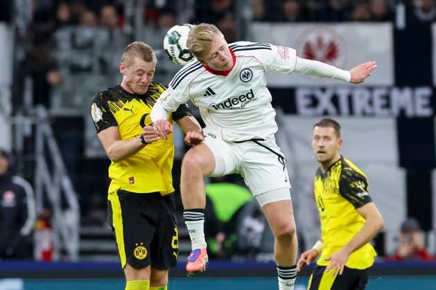 Julian Ryerson (Borussia Dortmund) und Jonathan Burkardt (Eintracht Frankfurt) kaempfen um den Ball, DFB-Pokal, Eintracht Frankfurt v Borussia Dortmund, Deutsche Bank Park am 28. October 2025 in Frankfurt, Deutschland. (Foto von Marco Steinbrenner DeFodi Images) Julian Ryerson (Borussia Dortmund) und Jonathan Burkardt (Eintracht Frankfurt) battle for the ball, DFB-Pokal, Eintracht Frankfurt v Borussia Dortmund, Deutsche Bank Park, October 28, 2025 in Frankfurt, Germany. (Photo by Marco Steinbrenner DeFodi Images) DFB DFL REGULATIONS PROHIBIT ANY USE OF PHOTOGRAPHS AS IMAGE SEQUENCES AND OR QUASI-VIDEO. Julian Ryerson Borussia Dortmund and Jonathan Burkardt Eintracht Frankfurt battle for the ball, DFB Pokal, Eintracht Frankfurt v Borussia Dortmund, Deutsche Bank Park, October 28, 2025 in Frankfurt, Germany Photo by Marco Steinbrenner DeFodi Images Julian Ryerson Borussia Dortmund and Jonathan Burkardt Eintracht Frankfurt battle for the ball, DFB Pokal, Eintracht Frankfurt v Borussia Dortmund, Deutsche Bank Park, October 28, 2025 in Frankfurt, Germany Photo by Marco Steinbrenner DeFodi Images DFB DFL REGULATIONS PROHIBIT ANY USE OF PHOTOGRAPHS AS IMAGE SEQUENCES AND OR QUASI VIDEO