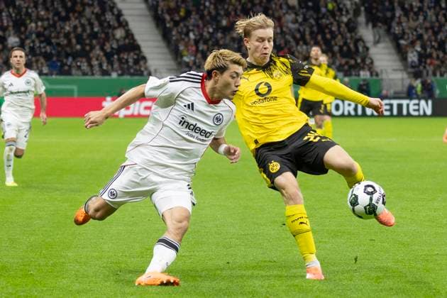Ritsu Doan (Eintracht Frankfurt 20) & Daniel Svensson (Dortmund 24) im Zweikampf um den Ball, Eintracht Frankfurt - Borussia Dortmund, Frankfurt, Deutsche Bank Park, 28.10.2025 Hessen DE Copyright: xBEAUTIFULxSPORTS Gawlikx