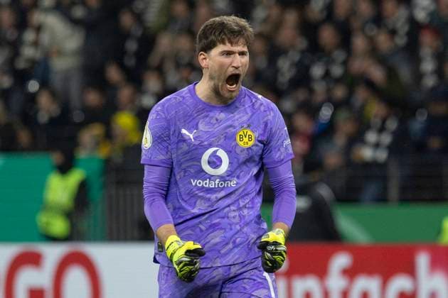 Torwart Gregor Kobel (Dortmund 1) bejuebelt das Tor den Treffer zum 1:1 Ausgleich, Eintracht Frankfurt - Borussia Dortmund, Frankfurt, Deutsche Bank Park, 28.10.2025 Hessen DE Copyright: xBEAUTIFULxSPORTS Gawlikx