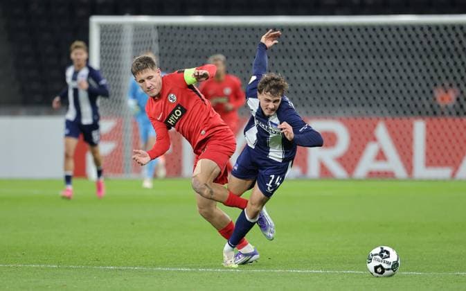 Lukas Pinckert, Maurice Krattenmacher duel match scene action sport soccer soccer DFB Pokal 2 round men season 2025 2026 28 10 2025 Hertha BSC Berlin vs SV Elversberg DFL regulations prohibit any use of photographs as image sequences and or quasi video