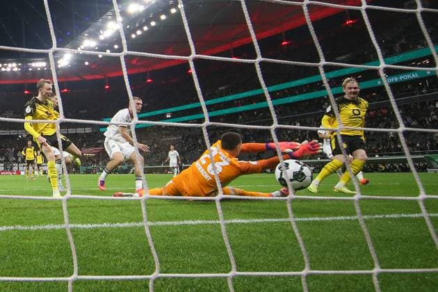 Soccer DFB Cup Eintracht Frankfurt Borussia Dortmund on 28 10 2025 at Deutsche Bank Park in Frankfurt Julian Brandt Dortmund 10 scores the goal against goalkeeper Michael Zetterer Frankfurt 23 to make it 1 - 1 MH