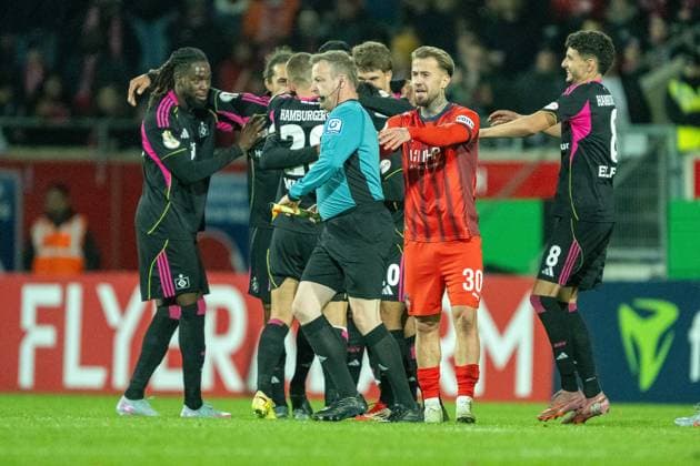 Niklas Dorsch FC Heidenheim, 30 complains to the linesman and gets the red card for it, GER, 1 FC Heidenheim vs Hamburger SV, Soccer, DFB Pokal, 2 Round, Season 2025 2026, 28 10 2025, DFL DFB REGULATES PROHIBIT ANY USE OF PHOTOGRAPHS AS IMAGE SEQUENCES AND OR QUASI VIDEO, GER, 1 FC Heidenheim vs Hamburger SV, Football, DFB Pokal, 2nd round, Season 2025 2026, 28 10 2025 Heidenheim Copyright: xEibner-Pressefotox EP_EER
