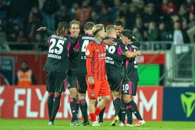 Niklas Dorsch FC Heidenheim, 30 is disappointed, dissatisfied and behind them the Hamburgers are cheering, GER, 1 FC Heidenheim vs Hamburger SV, Football, DFB Pokal, 2 Round, Season 2025 2026, 28 10 2025, DFL DFB REGULATES PROHIBIT ANY USE OF PHOTOGRAPHS AS IMAGE SEQUENCES AND OR QUASI VIDEO, GER, 1 FC Heidenheim vs Hamburger SV, Football, DFB Pokal, 2 Round, Season 2025 2026, 28 10 2025 Heidenheim Copyright: xEibner-Pressefotox EP_EER