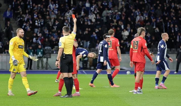 Referee Tom Bauer shows red card for Lukas Pinckert Sport Football Soccer DFB Pokal 2 Runde Herren Saison 2025 2026 28 10 2025 Hertha BSC Berlin vs SV Elversberg DFL regulations prohibit any use of photographs as image sequences and or quasi video