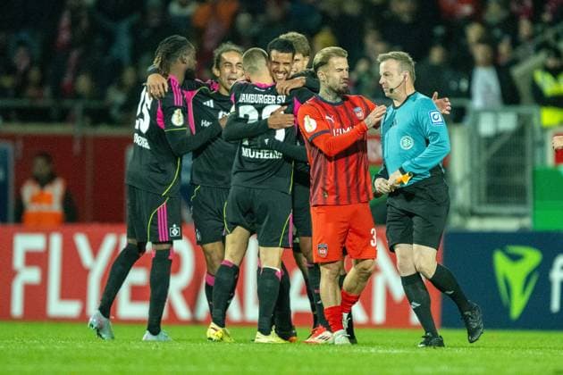 Niklas Dorsch FC Heidenheim, 30 complains to the linesman and gets the red card for it, GER, 1 FC Heidenheim vs Hamburger SV, Soccer, DFB Pokal, 2 Round, Season 2025 2026, 28 10 2025, DFL DFB REGULATES PROHIBIT ANY USE OF PHOTOGRAPHS AS IMAGE SEQUENCES AND OR QUASI VIDEO, GER, 1 FC Heidenheim vs Hamburger SV, Football, DFB Pokal, 2nd round, Season 2025 2026, 28 10 2025 Heidenheim Copyright: xEibner-Pressefotox EP_EER