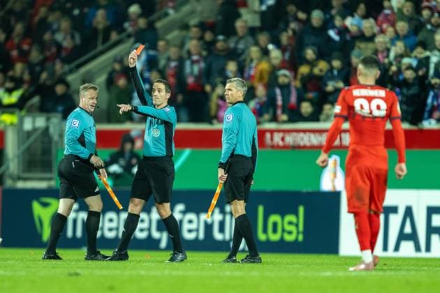 Niklas Dorsch FC Heidenheim, 30 complains to the linesman and gets the red card for it, GER, 1 FC Heidenheim vs Hamburger SV, Soccer, DFB Pokal, 2 Round, Season 2025 2026, 28 10 2025, DFL DFB REGULATES PROHIBIT ANY USE OF PHOTOGRAPHS AS IMAGE SEQUENCES AND OR QUASI VIDEO, GER, 1 FC Heidenheim vs Hamburger SV, Football, DFB Pokal, 2nd round, Season 2025 2026, 28 10 2025 Heidenheim Copyright: xEibner-Pressefotox EP_EER