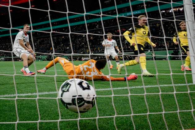 Goal for 1 1 by Julian Brandt 10 Borussia Dortmund , Eintracht Frankfurt vs Borussia Dortmund, DFB Pokal, 2 Runde, 28 10 2025 DFB regulations prohibit any use of photographs as image sequences and or quasi video Frankfurt Hessen Germany Copyright: xkolbert-press MarcxNiemeyerx