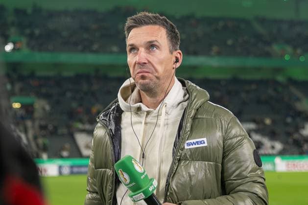 28 10 2025, Football DFB Cup, season 2025 2026, 2nd round, Borussia Moenchengladbach vs Karlsruher SC at Borussia Park in Moenchengladbach Christian Eichner Karlsruher SC, coach shortly before the interview Important note According to the regulations of the DFL German Football League and the DFB German Football Association, it is prohibited to to utilize or have utilized photographs taken in the stadium and or of the match in the form of sequential images and or video-like photo series Foto Kirchner Media Thomas Haesler Copyright: xKirchner-Media ThomasxHaeslerx