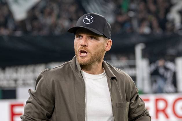 28.10.2025, Fussball: DFB Pokal, Saison 2025 2026, 2. Runde, Borussia Moenchengladbach vs. Karlsruher SC im Borussia Park in Moenchengladbach. Eugen Polanski (Borussia Moenchengladbach, Trainer) nach dem Interview. Wichtiger Hinweis: Gemaess den Vorgaben der DFL Deutsche Fussball Liga bzw. des DFB Deutscher Fussball-Bund ist es untersagt, in dem Stadion und oder vom Spiel angefertigte Fotoaufnahmen in Form von Sequenzbildern und oder videoaehnlichen Fotostrecken zu verwerten bzw. verwerten zu lassen. Foto: Kirchner-Media Thomas Haesler Copyright: xKirchner-Media ThomasxHaeslerx