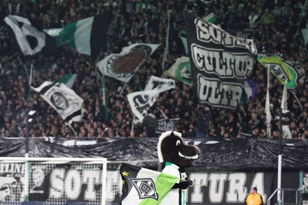 28 10 2025, xrekx, Fußball DFB Pokal 2 Runde, Borussia Moenchengladbach Karlsruher SC v l Maskottchen Juenter Fans ,Stimmung, Schals, Trikot, Fahne, Banner, Ultras, Zuschauer, Besucher, Choreo, Choreografie, atmosphere, spectators, Visitors DFL DFB REGULATIONS PROHIBIT ANY USE OF PHOTOGRAPHS as IMAGE SEQUENCES and or QUASI VIDEO Moenchengladbach