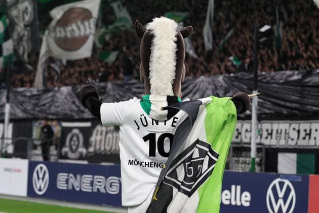 28 10 2025, xrekx, Fußball DFB Pokal 2 Runde, Borussia Moenchengladbach Karlsruher SC v l Maskottchen Juenter Fans ,Stimmung, Schals, Trikot, Fahne, Banner, Ultras, Zuschauer, Besucher, Choreo, Choreografie, atmosphere, spectators, Visitors DFL DFB REGULATIONS PROHIBIT ANY USE OF PHOTOGRAPHS as IMAGE SEQUENCES and or QUASI VIDEO Moenchengladbach