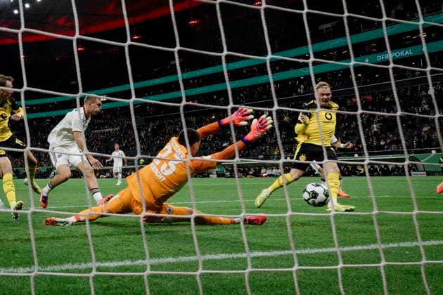 Goal for 1 1 by Julian Brandt 10 Borussia Dortmund , Eintracht Frankfurt vs Borussia Dortmund, DFB Pokal, 2 Runde, 28 10 2025 DFB regulations prohibit any use of photographs as image sequences and or quasi video Frankfurt Hessen Germany Copyright: xkolbert-press MarcxNiemeyerx