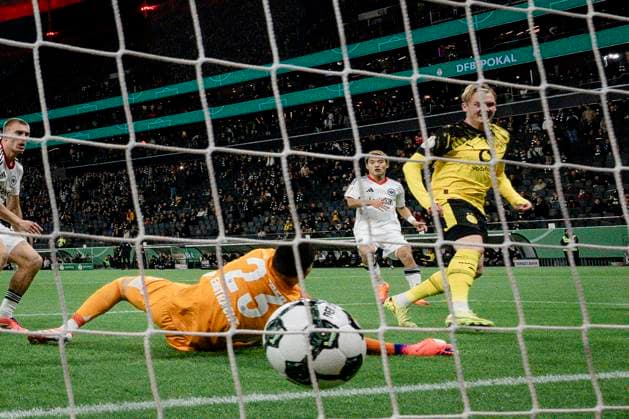 Goal for 1 1 by Julian Brandt 10 Borussia Dortmund , Eintracht Frankfurt vs Borussia Dortmund, DFB Pokal, 2 Runde, 28 10 2025 DFB regulations prohibit any use of photographs as image sequences and or quasi video Frankfurt Hessen Germany Copyright: xkolbert-press MarcxNiemeyerx
