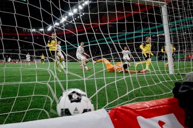Goal for 1 1 by Julian Brandt 10 Borussia Dortmund , Eintracht Frankfurt vs Borussia Dortmund, DFB Pokal, 2 Runde, 28 10 2025 DFB regulations prohibit any use of photographs as image sequences and or quasi video Frankfurt Hessen Germany Copyright: xkolbert-press MarcxNiemeyerx