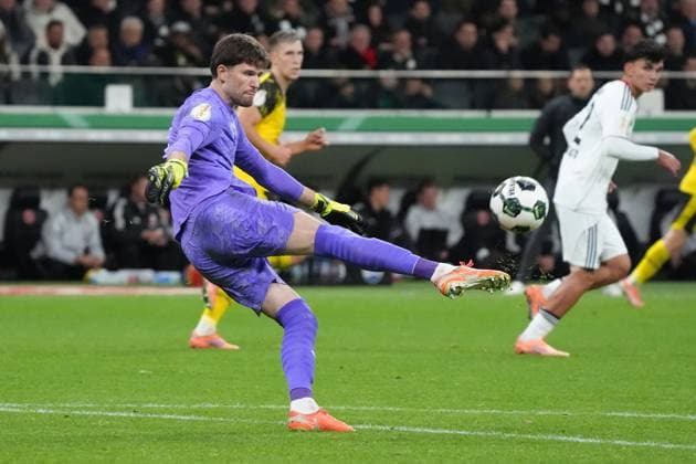 Goalkeeper Gregor Kobel Borussia Dortmund, BVB Frankfurt 28 10 2025 Eintracht Frankfurt vs Borussia Dortmund, Deutsche Bank Park, 2nd round DFB Cup