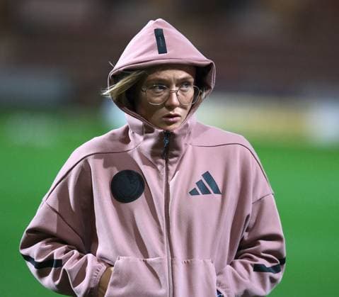 UK: Scotland v Switzerland, UEFA Women™s International Friendly, Länderspiel, Nationalmannschaft at East End Park, Dunfermline, Scotland on 28 October 2025: Pictured: Erin Cuthbert (Scotland) checks the pitch before the match Dunfermline East End Park Fife Scotland Copyright: xAlexxToddx