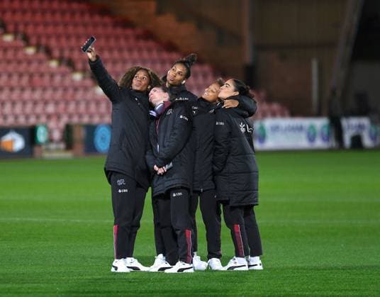UK: Scotland v Switzerland, UEFA Women™s International Friendly, Länderspiel, Nationalmannschaft at East End Park, Dunfermline, Scotland on 28 October 2025: Pictured: Switzerland players take a selfie as they check the pitch before the match Dunfermline East End Park Fife Scotland Copyright: xAlexxToddx