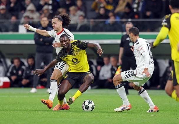 28 10 2025, xovx, Fußball DFB Pokal, 2 Runde, Eintracht Frankfurt Borussia Dortmund v l Arthur Theate Eintracht Frankfurt , Zerhau Guirassy Borussia Dortmund , Ellyes Skhiri Eintracht Frankfurt DFL DFB REGULATIONS PROHIBIT ANY USE OF PHOTOGRAPHS as IMAGE SEQUENCES and or QUASI VIDEO emspor Frankfurt am Main