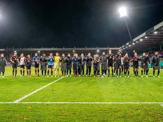 The Hamburger SV team celebrates with their fans, GER, 1 FC Heidenheim vs Hamburger SV, Football, DFB Pokal, Season 2025 2026, 28 10 2025, DFB DFL regulations prohibit any use of photographs as image sequences and or quasi video GER, 1 FC Heidenheim vs Hamburger SV, Football, DFB Pokal, Season 2025 2026, 28 10 2025 Heidenheim Copyright: xMichaelxSchmidt Eibner-Pressefotx EP_MST