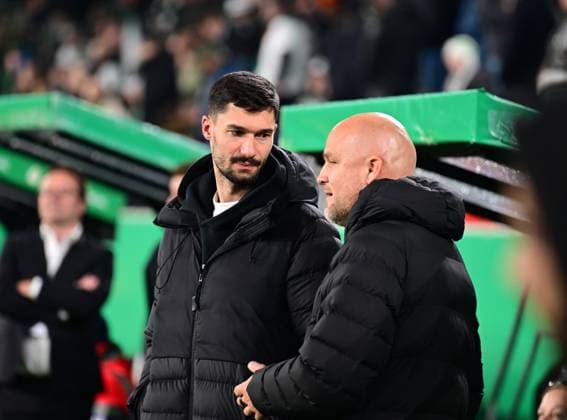 28 10 2025 Moenchengladbach Football, Men, Season 2025 2026, DFB Pokal, 2 Main Round, Borussia Moenchengladbach vs Karlsruher SC In conversation f li Tim Kleindienst Gladbach , Rouven Schroeder Head of Sports, Gladbach DFL regulations prohibit any use of photographs as image sequences and or quasi video Borussia Park NRW Germany
