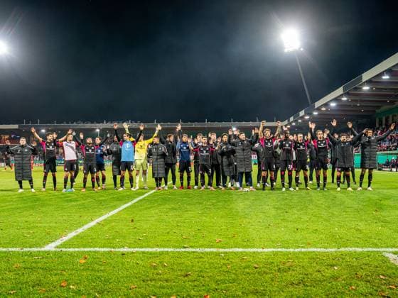 The Hamburger SV team celebrates with their fans, GER, 1 FC Heidenheim vs Hamburger SV, Football, DFB Pokal, Season 2025 2026, 28 10 2025, DFB DFL regulations prohibit any use of photographs as image sequences and or quasi video GER, 1 FC Heidenheim vs Hamburger SV, Football, DFB Pokal, Season 2025 2026, 28 10 2025 Heidenheim Copyright: xMichaelxSchmidt Eibner-Pressefotx EP_MST