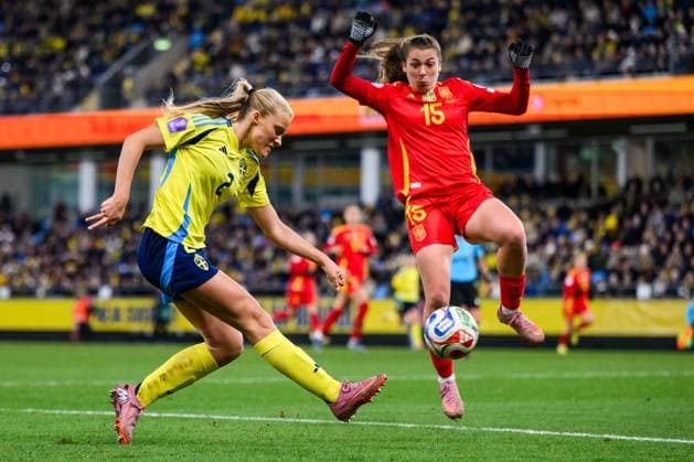 251028 Smilla Holmberg of Sweden and Lucia Corrales of Spain during the Women s Nations League semifinal between Sweden and Spain on October 28, 2025 in Gothenburg Photo Carl Sandin BILDBYRAN code CS MI0896 fotboll football soccer fotball nations league uefa womens nations league semifinal semifinals sverige sweden spanien spain dam bbeng  Copyright: CARLxSANDIN BB251028CS074