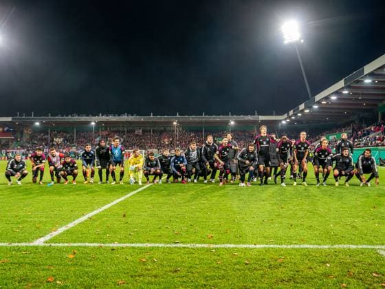 The Hamburger SV team celebrates with the fans, GER, 1 FC Heidenheim vs Hamburger SV, Football, DFB Pokal, Season 2025 2026, 28 10 2025, DFB DFL regulations prohibit any use of photographs as image sequences and or quasi video GER, 1 FC Heidenheim vs Hamburger SV, Football, DFB Pokal, Season 2025 2026, 28 10 2025 Heidenheim Copyright: xMichaelxSchmidt Eibner-Pressefotx EP_MST