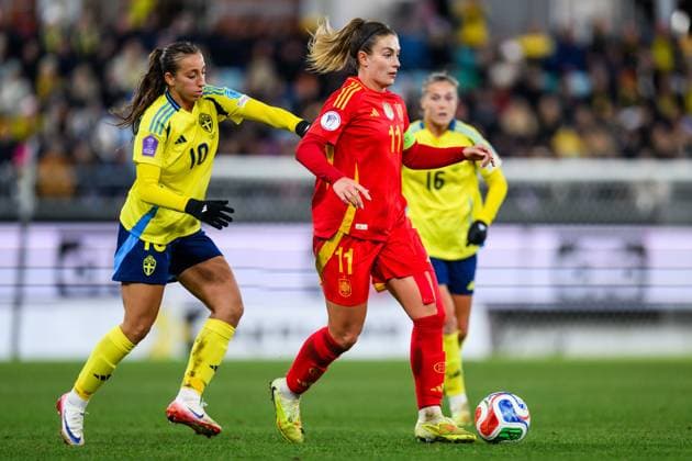 251028 Rosa Kafaji of Sweden anf Alexia Putellas of Spain during the Women s Nations League semifinal between Sweden and Spain on October 28, 2025 in Gothenburg Photo Carl Sandin BILDBYRAN code CS MI0896 fotboll football soccer fotball nations league uefa womens nations league semifinal semifinals sverige sweden spanien spain dam bbeng  Copyright: CARLxSANDIN BB251028CS076