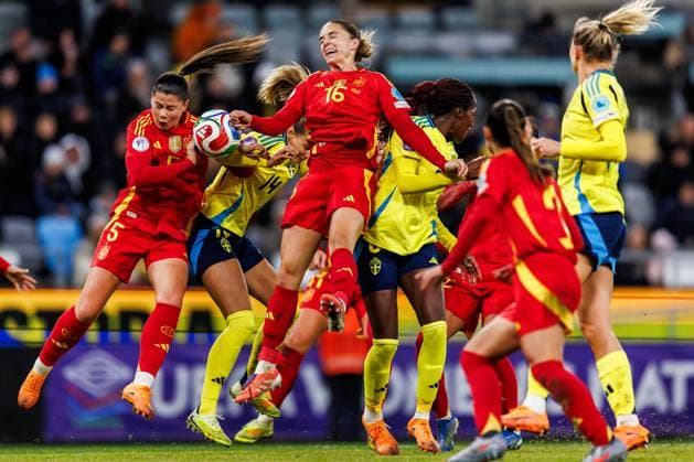 251028 Nathalie Björn of Sweden against Maria Mendez and Maria Leon of Spain during the Women s Nations League semifinal between Sweden and Spain on October 28, 2025 in Gothenburg Photo Michael Erichsen BILDBYRAN COP 89 MI0896 fotboll football soccer fotball nations league uefa womens nations league semifinal semifinals sverige sweden spanien spain dam bbeng  Copyright: MICHAELxERICHSEN BB251028MI058