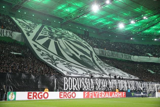 28 10 2025, xrekx, Fußball DFB Pokal 2 Runde, Borussia Moenchengladbach Karlsruher SC v l Gladbach Fans ,Stimmung, Schals, Trikot, Fahne, Banner, Ultras, Zuschauer, Besucher, Choreo, Choreografie, atmosphere, spectators, Visitors DFL DFB REGULATIONS PROHIBIT ANY USE OF PHOTOGRAPHS as IMAGE SEQUENCES and or QUASI VIDEO Moenchengladbach